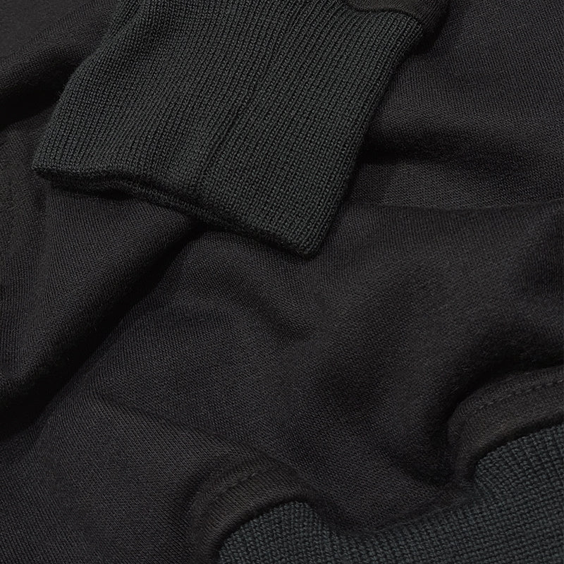 Hoodie hecho con algodón orgánico y poliéster de color negro, detalle de mangas - parouzi