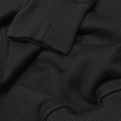 Hoodie hecho con algodón orgánico y poliéster de color negro, detalle de mangas - parouzi