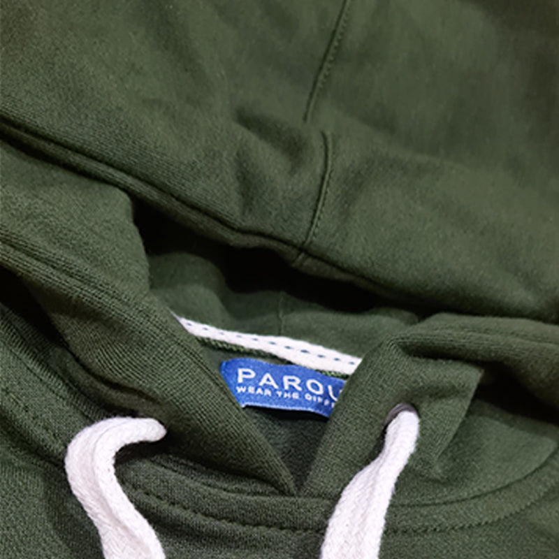 detalle de capucha de hoodie hecho en poliéster y algodón orgánico