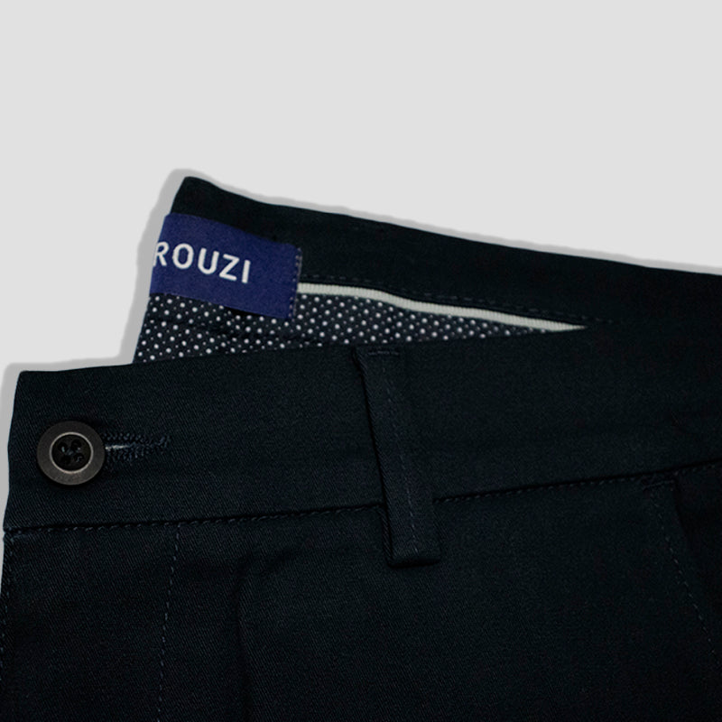 Pantalón drill azul oscuro con detalle en botón frontal y detalle de interior