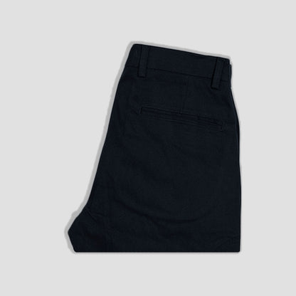 pantalón azúl de drill azul oscuro doblado con detalle trasero