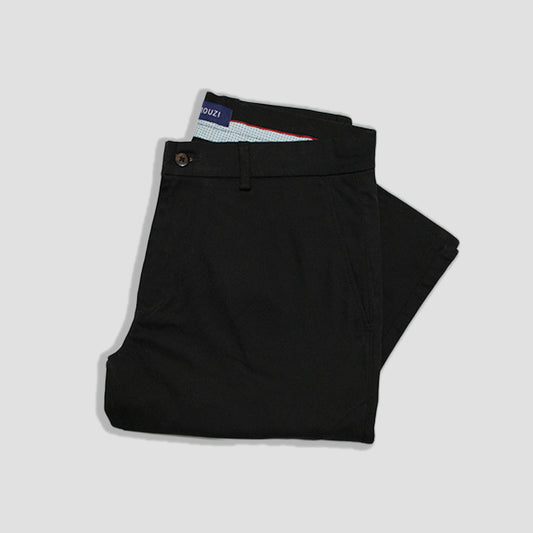 Pantalón drill negro doblado con vista a los detalles del frente